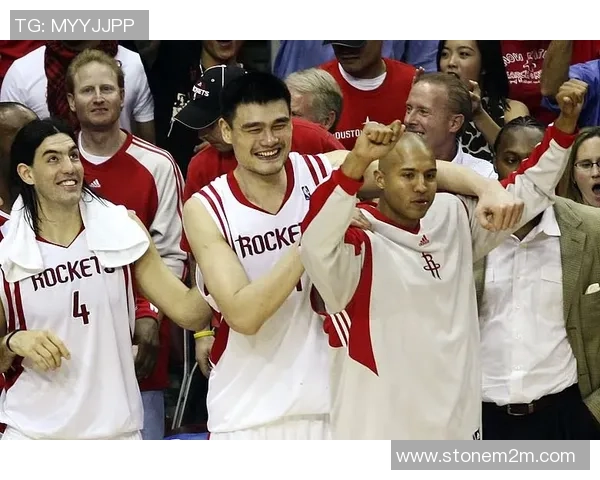 老外首次见到姚明的震撼瞬间与篮球传奇的跨文化交流