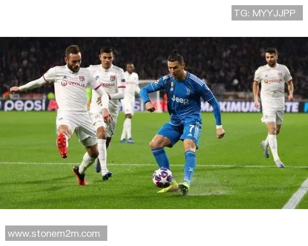 世界杯激战：里昂与尤文图斯鏖战成平局神扑瞬间点燃全场激情