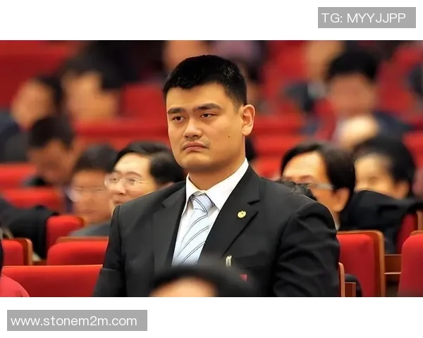 姚明与李嘉诚亲密合影展现体育与商业巨头的友谊与合作精神