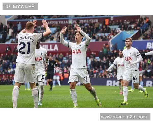 友谊赛精彩回顾：里昂大胜热刺补时进球引发全场狂欢