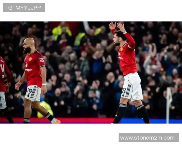 国王杯激战那不勒斯与曼联握手言和争议判罚引发全场热议 国王杯激战那不勒斯与曼联握手言和争议判罚引发全场热议